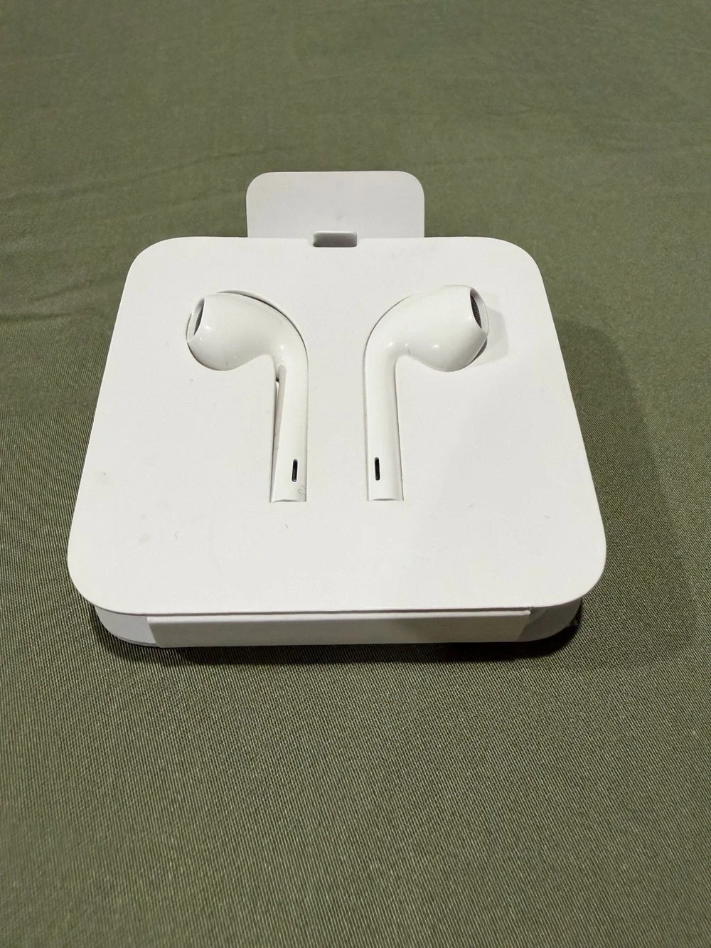 NEW Apple EarPods Lightning Connector Wired Earbuds for iPad and iPhone